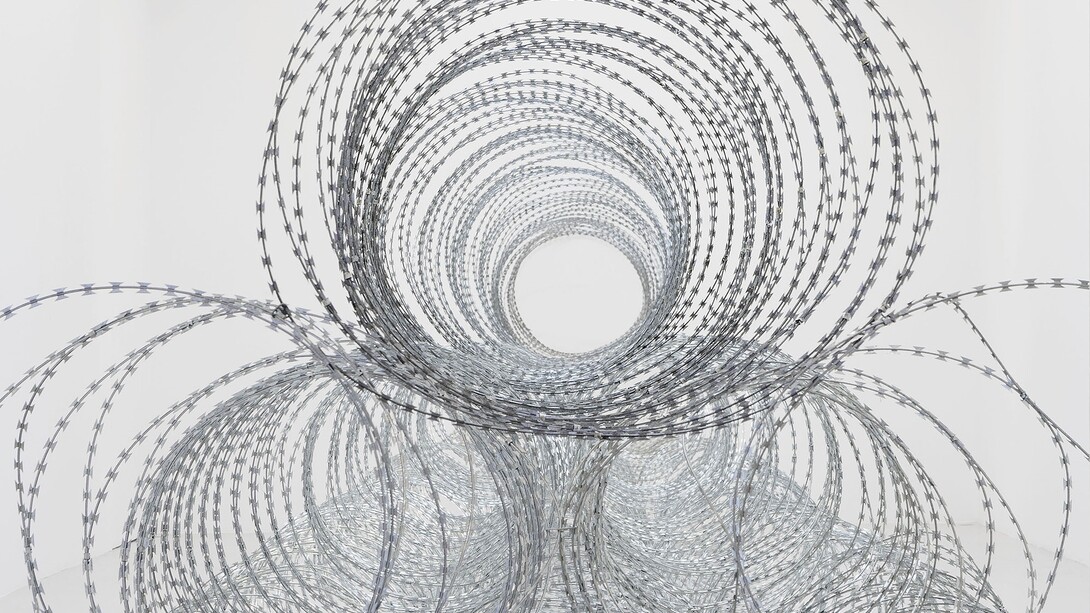 Vue de l’exposition Gianni Motti “Draft” Galerie Perrotin Paris from October 22 to December 19, 2015. “Draft”, 2015, fil barbelé avec lames de rasoir, Photo: Claire Dorn, Courtesy Galerie Perrotin