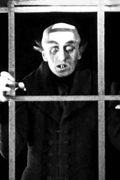 A diferencia del aristócrata refinado que luego dominaría el cine, el conde Orlok era una criatura grotesca, vinculada al miedo colectivo a la enfermedad y la muerte