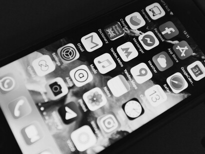 Pantalla de inicio de un celular. Los lentes de Apple ofrecen una experiencia innovadora en dispositivos móviles