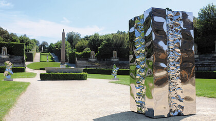 Ordine e Caos, 2017, acciaio lucidato a specchio, 400 × 180 × 180 cm 157 × 70.8 × 70.8 in Anfiteatro, Giardino di Boboli, Firenze
