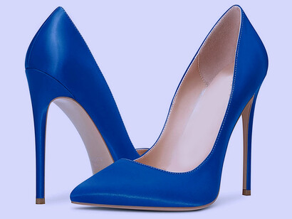 Zapatos de tacón alto: Nabila vio como el zapato izquierdo, forrado de un raso azul satinado, cedía y su cuerpo, de más de ciento veinte kilos, se precipitaba al suelo