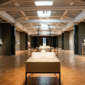 Behind the façade, exhibition view. Courtesy of Glyptotek