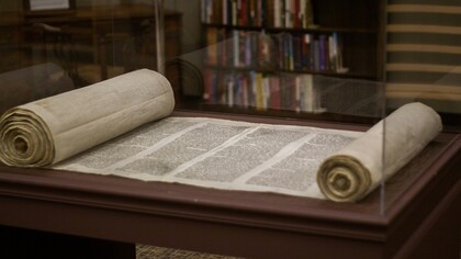 Un Golem è una creatura mitica della tradizione ebraica, composta di argilla o terra, a cui viene data vita tramite riti mistici e l'uso di lettere sacre, la sua leggenda inizia nella Torah, testo sacro ebraico