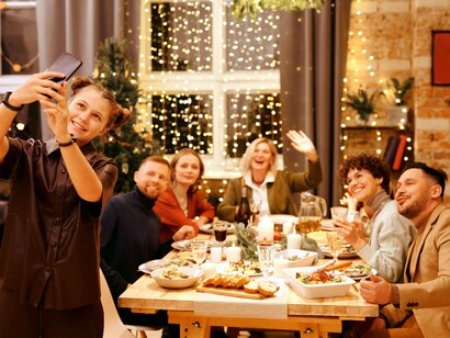 Família reunida à mesa em ceia de Natal. Vivemos hoje rodeados, cada vez mais, por écrans que tentam tudo transmitir, mas que vão deixando um vazio grande, enorme mesmo, no que toca à transmissão de mensagens, de diálogo
