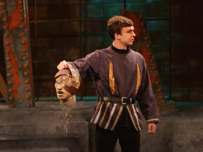 Las maldiciones en la obra, cargadas de simbolismo, terminan confluyendo en Ricardo como un destino inevitable