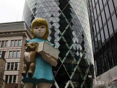 Londres. Estatua gigante de una niña junto al rascacielos 30 St Mary Axe