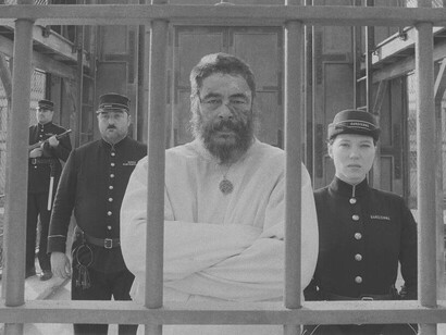 Benicio del Toro, center, as painter Moses Rosenthaler in the French Dispatch