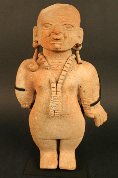 Figura antropomorfa

Materiales: Cerámica

Desarrollos Regionales 500 a.C.- 500 d.C.

Medidas: 464 mm de alto