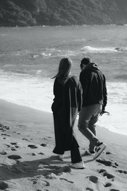 Coppia passeggia sulla spiaggia