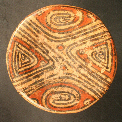 Plato polícromo con pedestal

Materiales: Cerámica

Clásico 600- 900 d.C.

Medidas: 78mm de alto