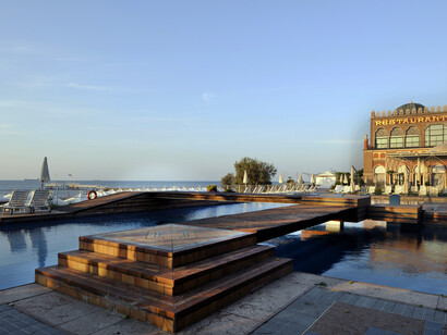 La piscina dell’hotel con vista sul mare