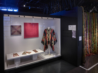 El hilo viajero, vista de exhibición. Cortesía del Musée du Quai Branly