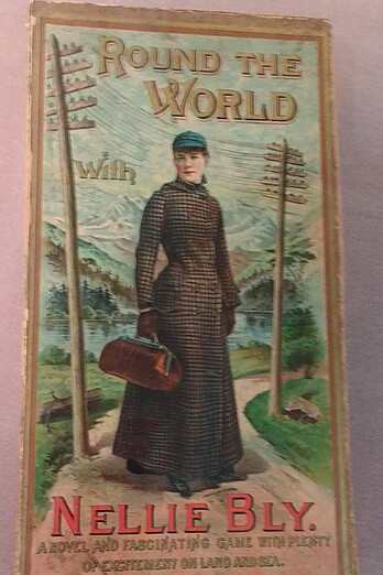Round the World Nellie Bly. Ogni giorno, il New York World, pubblica i miei articoli e un gioco dell’oca intorno al mondo con le mie tappe 