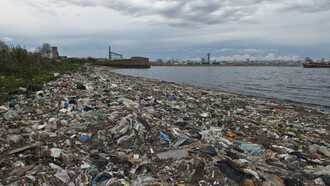 Contaminación en Playa Capurro procedente de los basurales en las orillas de los arroyos Miguelete y Pantanoso, Montevideo, Uruguay