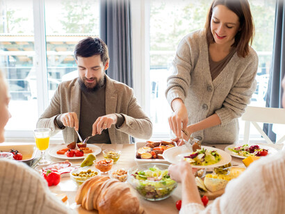 Personas comiendo. Nutrir el cuerpo y el espíritu es crucial para las mujeres que están en el viaje para la reactivación de su energía femenina