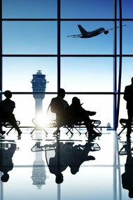 Zona de espera en la terminal de un aeropuerto