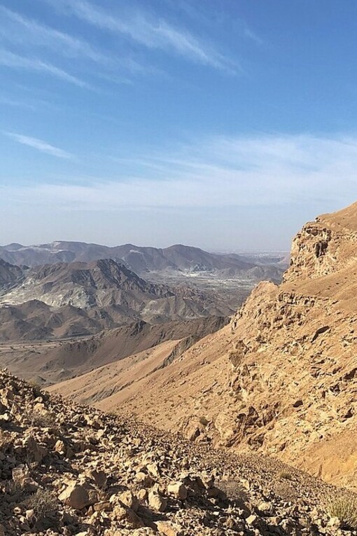 Strati delle montagne di Al Hajar visti da un sentiero escursionistico vicino a Muscat, Oman