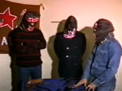 Miembros del MJL aprendiendo cómo usar armas. El MJL fue una organización guerrillera que adhirió y legitimó la lucha armada contra la dictadura de Augusto Pinochet
