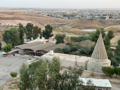 Situé à Ba’shiqa, dans la province de Ninive en Irak, le mausolée de Nasir al-Din incarne l’attachement profond des Yézidis à leurs lieux sacrés malgré les destructions et l’exil