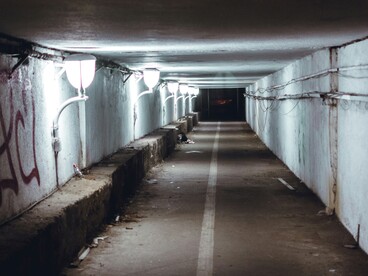 A Napoli, tra San Giovanni a Teduccio e Scampia, la conoscenza si intreccia con la rigenerazione urbana e trasforma spazi abbandonati in laboratori di innovazione