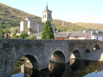 Los campaneros ambulantes fundían las campanas junto a las iglesias. Puente románico sobre el río Meruelo, Molinaseca, León, España