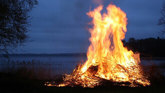 "El mundo, unidad de todo, no ha sido creado por nadie entre dioses, ni por nadie entre Hombres, sino que fue, es y será un eterno fuego vivo, que se enciende y se extingue con sujeción a leyes", Heráclito