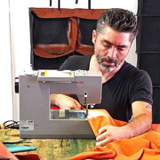 Jamie Poblete ritratto nel suo studio. Cortesemente offerto da Dep Art Out Gallery