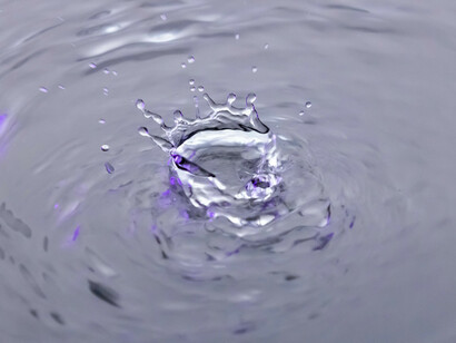 Acqua. Il titolo dell'album "Due acca hho" richiama l'acqua intesa come liquido, fluido (durante l'ascolto dei brani la presenza acustica del composto chimico è molto presente)...