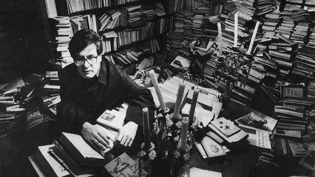 José Emilio Pacheco en su biblioteca