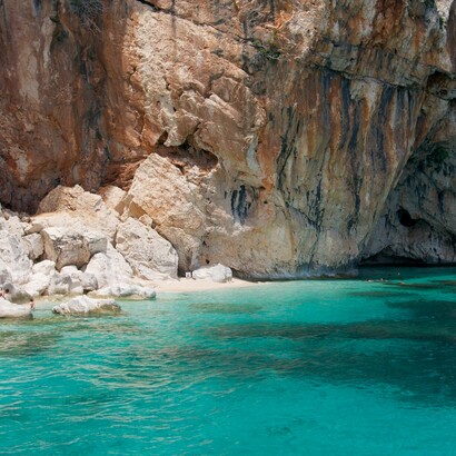 Per permettere quella partenza ci stringemmo tutti attorno allo stesso entusiasmo, mettendo insieme soldi, favori e piccoli sacrifici pur di trasformare quel desiderio in qualcosa di reale