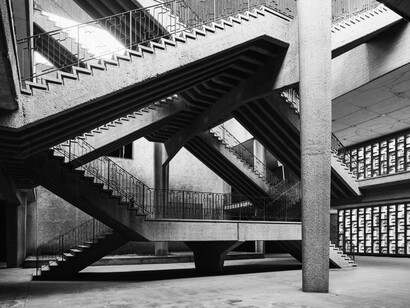 La entrada principal del cementerio combina una impronta clásica inspirada en la arquitectura griega con una sucesión de mausoleos de distintos estilos y épocas. Fotografía de Federico Cairoli