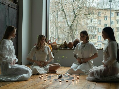 O Sagrado Feminino é, hoje, um campo fértil de reencontro. Ele não busca substituir o masculino, mas equilibrá-lo. Não é uma divinização da mulher biológica, mas uma reconexão com potências arquetípicas esquecidas. Em tempos de aceleração, violência estrutural e perda de sentido, o retorno da Deusa  em suas múltiplas faces representa a possibilidade de um mundo mais integrado, radicalmente interdependente e profundamente simbólico