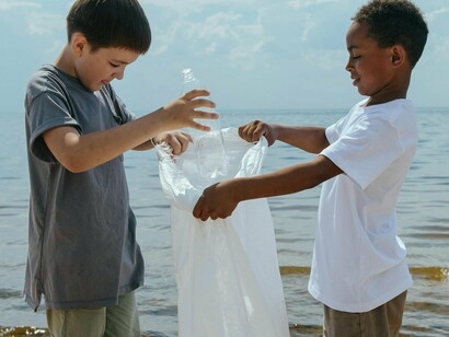 Une nouvelle amitié naît entre ces deux-là  alors qu'ils nettoient la planète