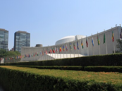 Sede Centrale ONU, New York, USA. L'ONU è stata fondata nel 1945 per prevenire conflitti e promuovere la cooperazione internazionale attraverso iniziative come il mantenimento della pace e la mediazione