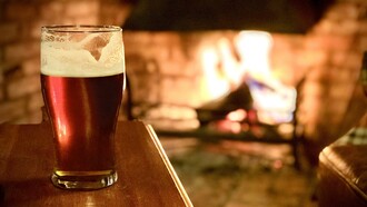 Le origini della birra risalgono a oltre 7.000 anni fa, con le prime tracce trovate in Mesopotamia, dove i Sumeri la producevano e la consideravano un dono divino  