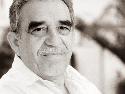 Su esposa lo acompañó al correo a despachar la novela a la editorial argentina que quería leerla. El manuscrito pesaba tanto que lo cortaron como a un jamón y sólo enviaron la mitad