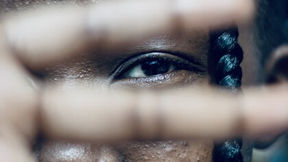 Le philosophe camerounais propose une conception triadique qui reconnait trois instances à la personne : le corps, le souffle et l’ombre 