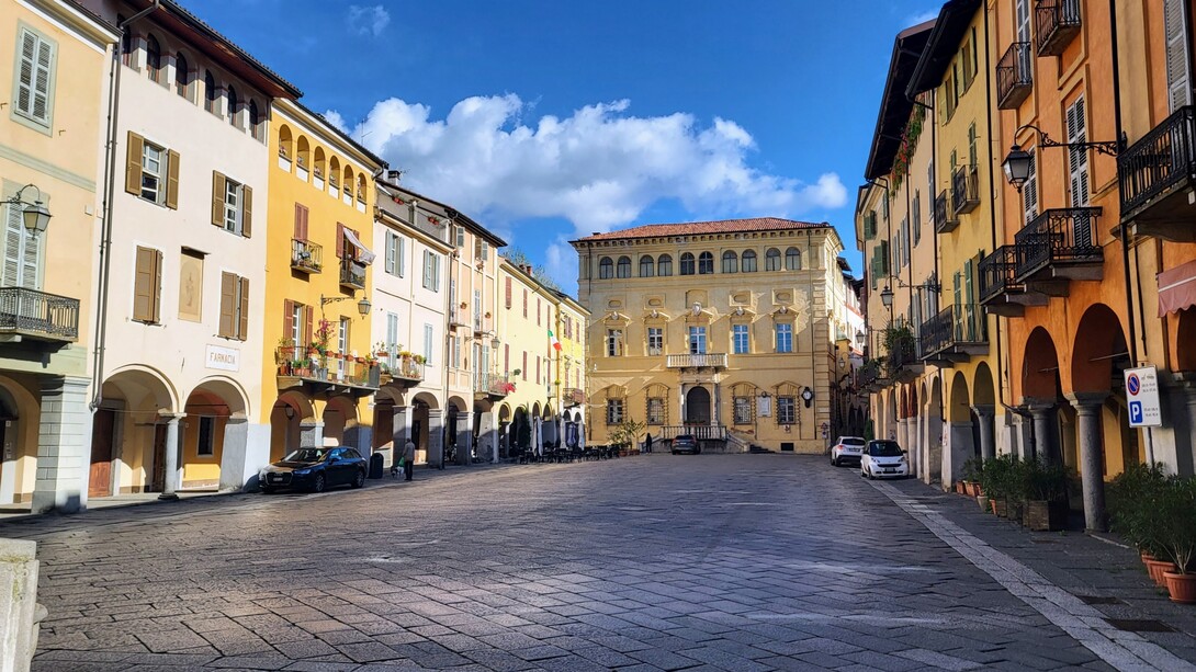 Biella Piazzo, Piazza della Cisterna con vista sul palazzo Cisterna, foto di Michael Musto. Biella, Italia