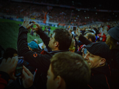 Aficionados disfrutando de un encuentro del equipo de fútbol de sus ciudad