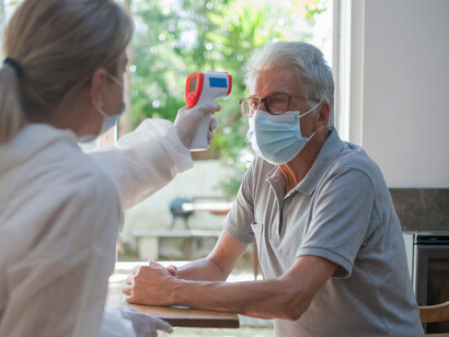 Es wurde von Insilico Medicine entwickelt, zielt auf die idiopathische Lungenfibrose ab und hat erfolgreich den Sprung in multiregionale klinische Phase-2-Studien geschafft. Bild: Patient