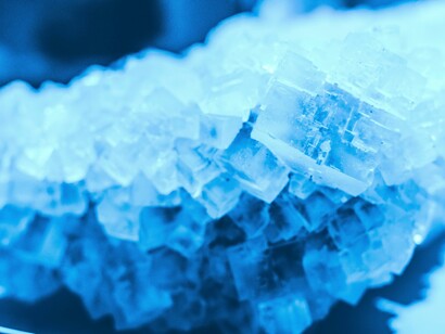 Se denomina popularmente azúcar a la sacarosa, cuya fórmula química es C12H22O11, también llamado azúcar común o azúcar de mesa