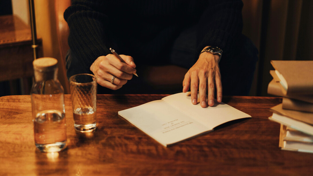 Un escritor firma un ejemplar de su nueva novela. ¿Existe hoy en día la originalidad literaria?