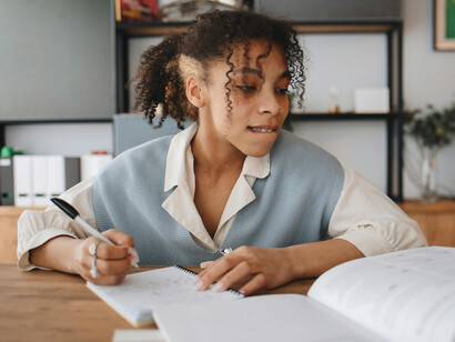 Los sonidos desconocidos, los sistemas de casos o la falta de vocabulario afín dificultan la adquisición fluida de idiomas como el húngaro o el árabe