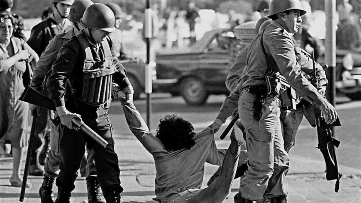 La última dictadura cívico-militar en Argentina (1976-1983) instauró un régimen de terror estatal que combinó represión sistemática, desapariciones forzadas y una reestructuración económica neoliberal