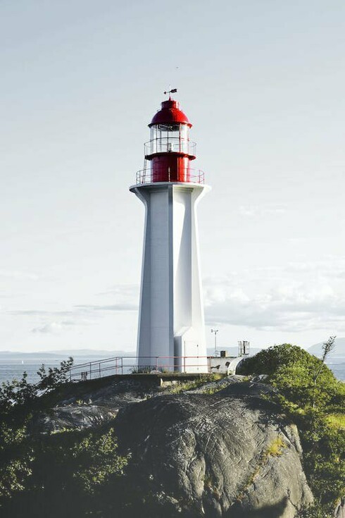 Il custode guarda la luce. Ce lo immaginiamo lì, il guardiano del faro, in quella casupola edificata sullo spuntone di roccia, alla fine della penisola di terra che si incunea nell’oceano