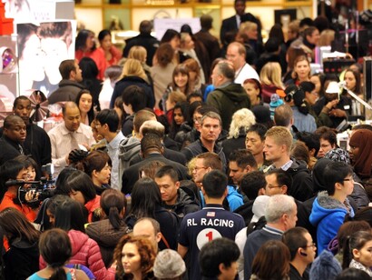 Aglomeración de clientes en un centro comercial