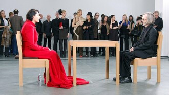Marina Abramović, The Artist is Present, 2010, Museum of Modern Art, New York, 9 marzo – 31 marzo 2010.  Attraverso questo nuovo modo di comunicare l'artista ha trovato la possibilità di stabilire un contatto  con il pubblico mediante uno scambio di energia, rimandandola indietro e creando un campo magnetico, attraverso il quale è riuscita a superare i suoi limiti fisici e psichici