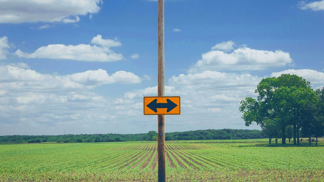 Placa indica caminhos opostos. Já ouviu aquele ditado “é tarde demais para mudar”? Pois é, vamos jogá-lo no lixo agora mesmo. Porque, sim, é possível e pode ser incrível reinventar-se profissionalmente depois dos 40