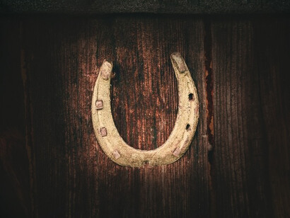 A superstição das ferraduras colocadas sobre um porta evita a fuga da sorte