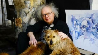 Roberto Andreoli tra i suoi acquerelli e i suoi animali domestici